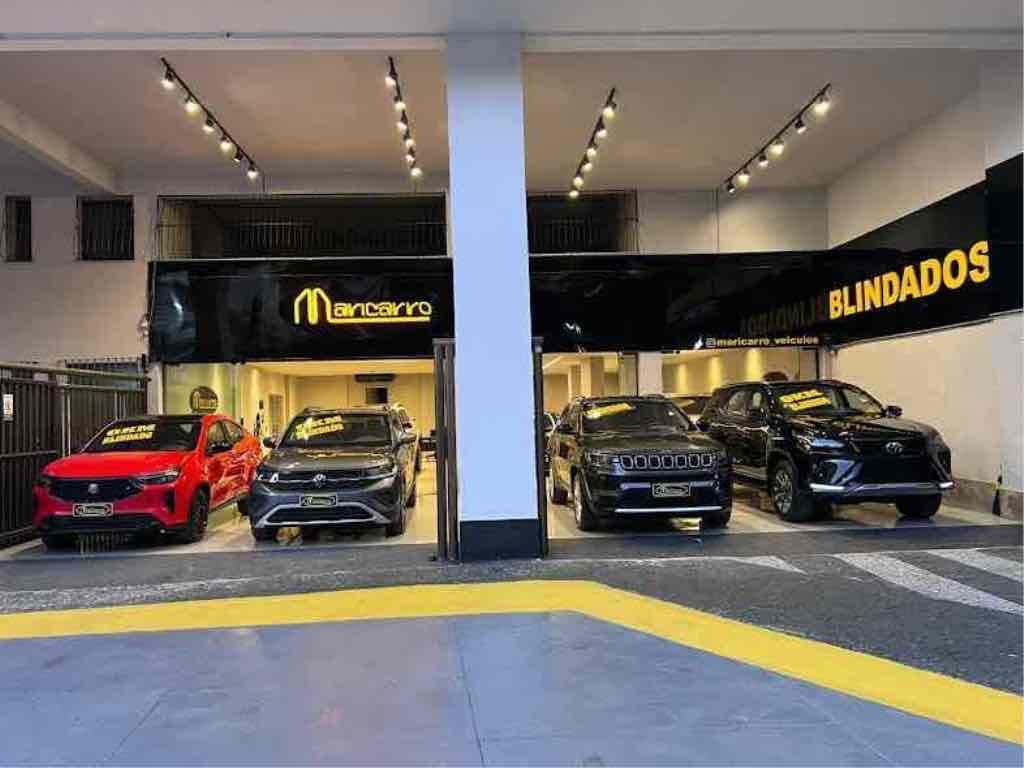 Fachada da loja Maricarro Blindados em Niterói com veículos em exposição